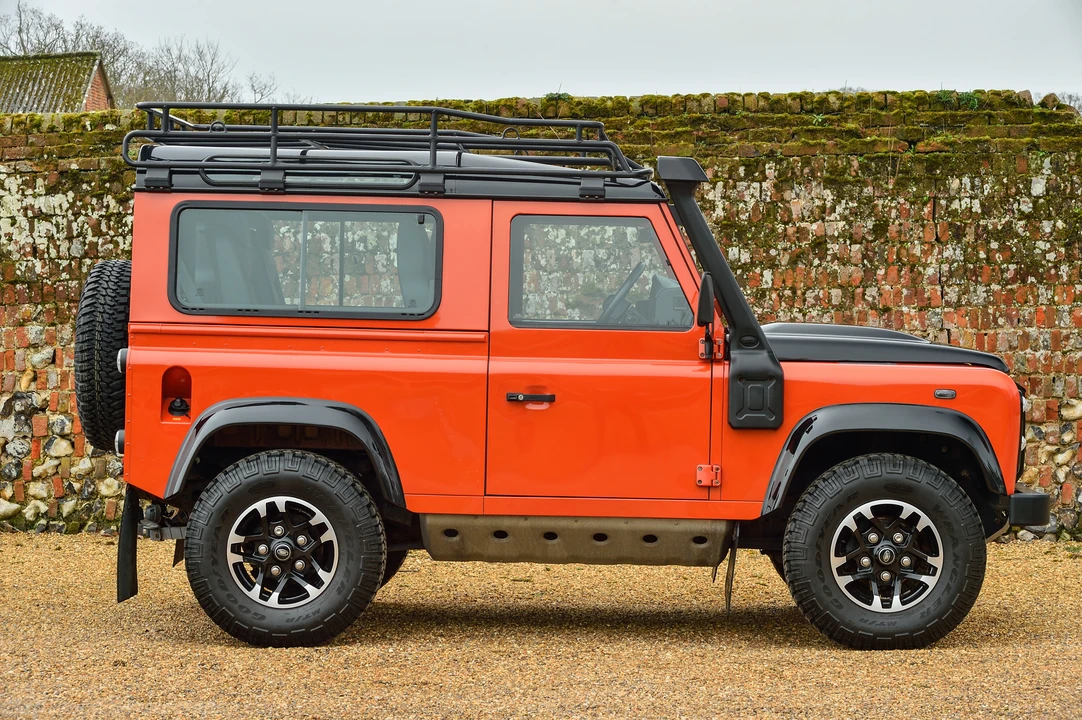 2016 Land Rover Defender 90 - Image 5 of 31