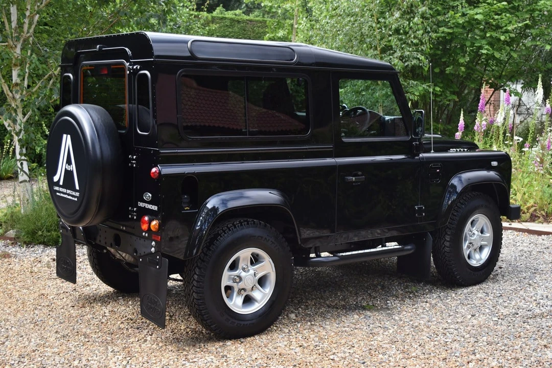 2016 Land Rover Defender 90 - Image 8 of 31