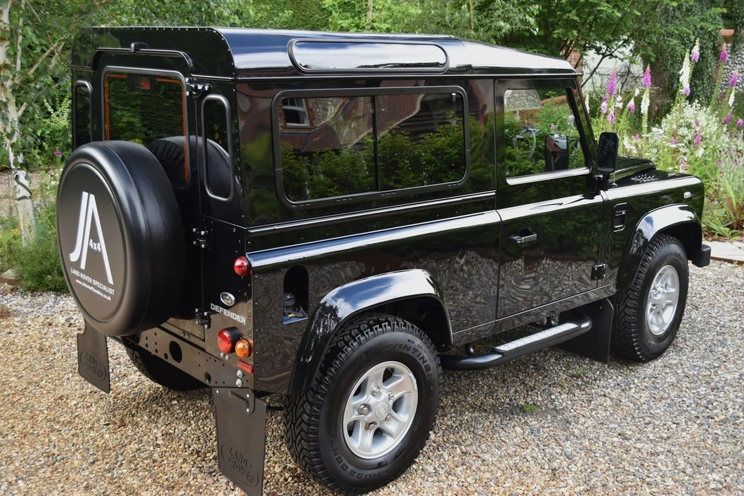 2016 Land Rover Defender 90 - Image 9 of 31