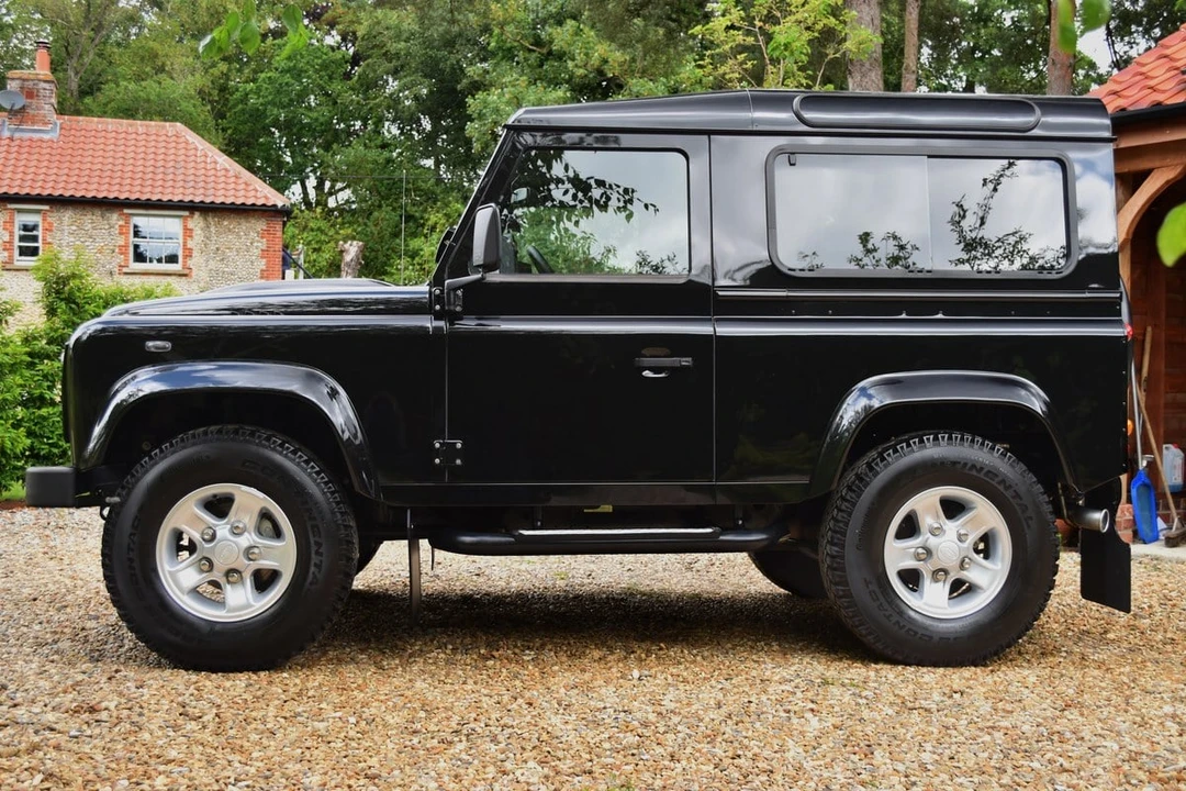 2016 Land Rover Defender 90 - Image 6 of 31
