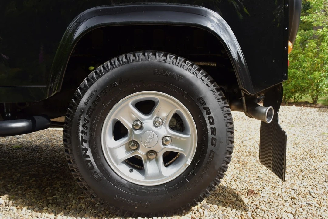 2016 Land Rover Defender 90 - Image 13 of 31