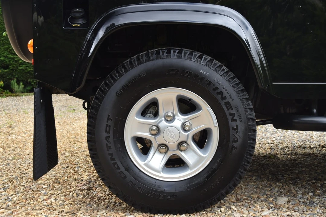 2016 Land Rover Defender 90 - Image 16 of 31