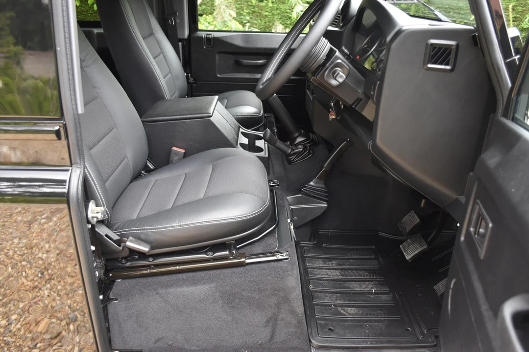 2016 Land Rover Defender 90 - Image 18 of 31