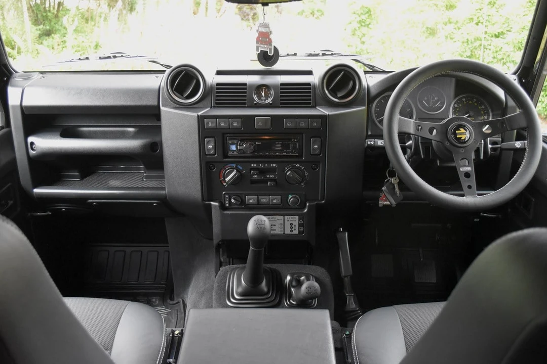 2016 Land Rover Defender 90 - Image 30 of 31