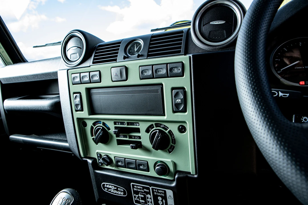 2016 Land Rover Defender 90 - Image 23 of 31