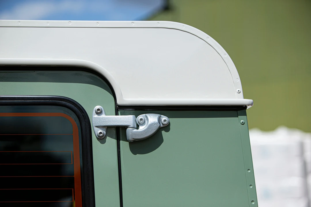 2016 Land Rover Defender 90 - Image 5 of 31