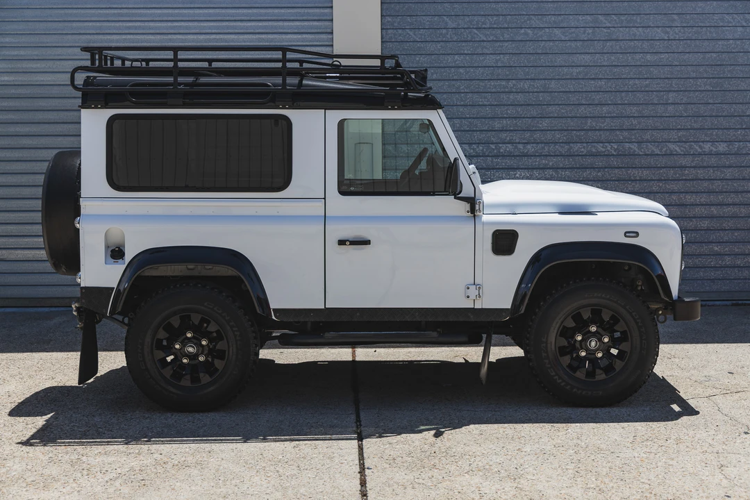 2016 Land Rover Defender 90 - Image 8 of 31