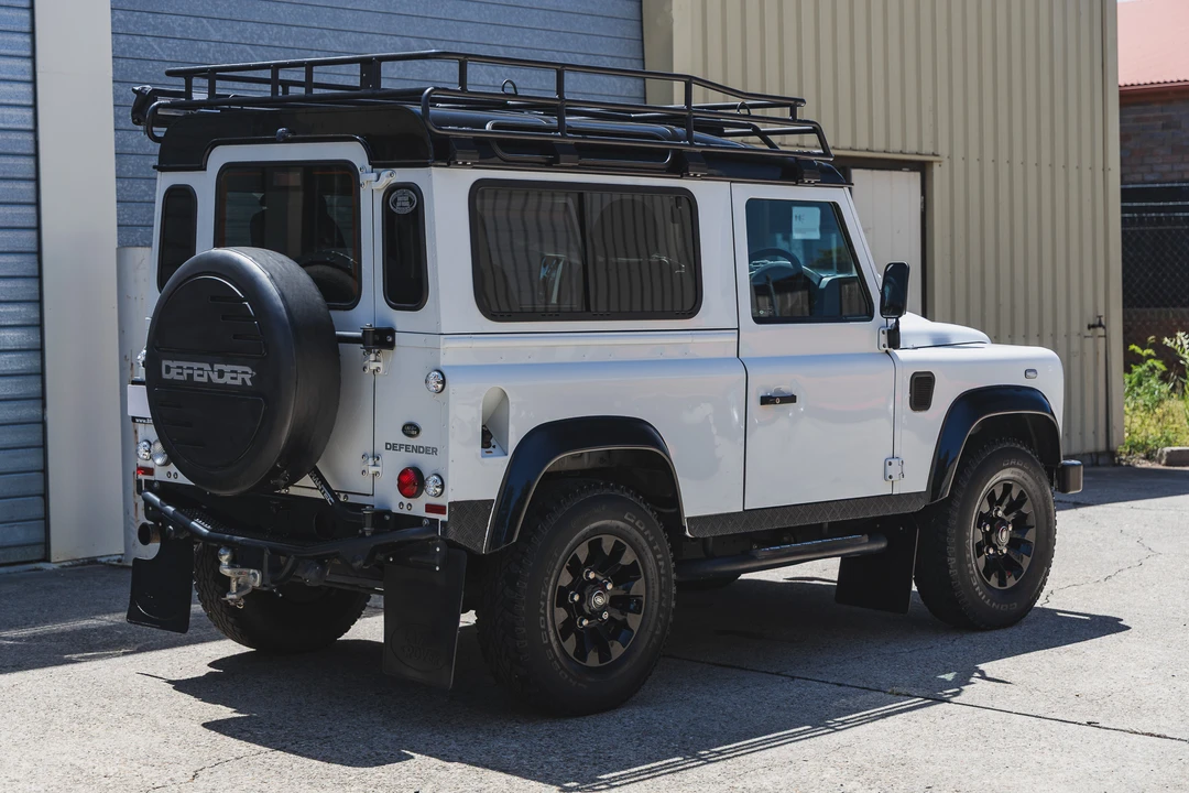 2016 Land Rover Defender 90 - Image 7 of 31