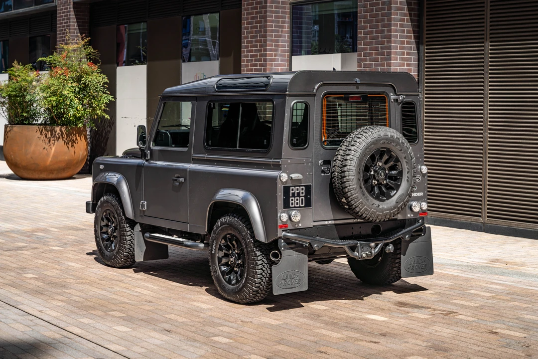 2016 Land Rover Defender 90 - Image 15 of 31