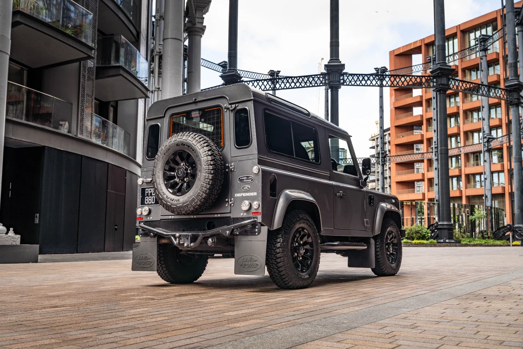 2016 Land Rover Defender 90 - Image 5 of 31