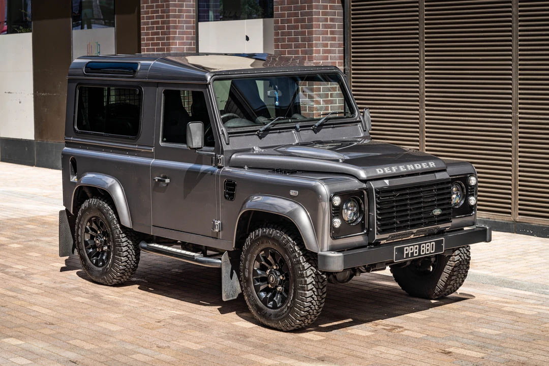 2016 Land Rover Defender 90 - Image 14 of 31