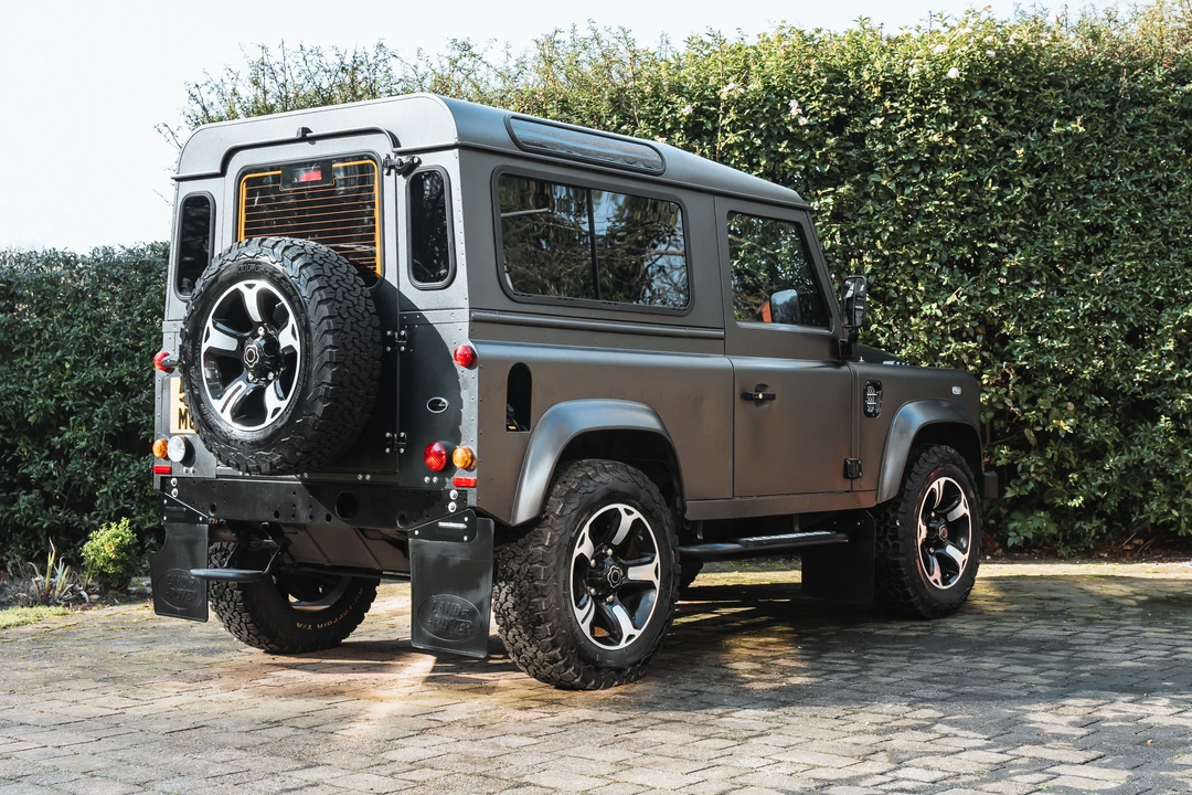 2016 Land Rover Defender 90 - Image 5 of 31