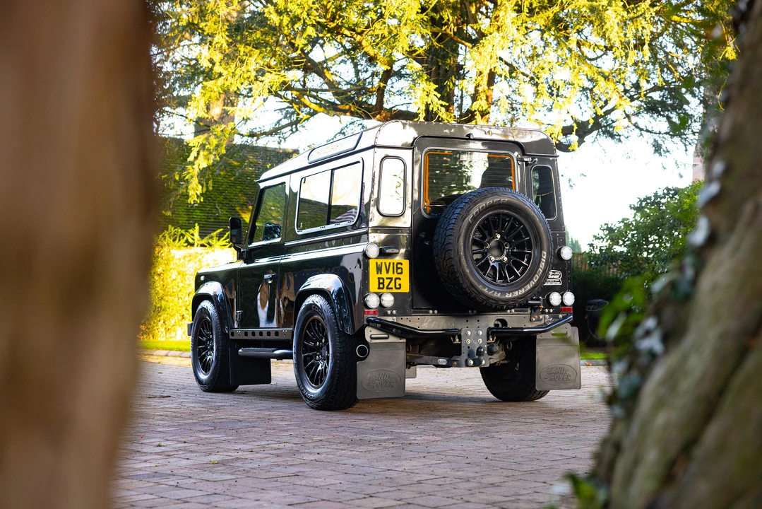 2016 Land Rover Defender 90 - Image 5 of 31