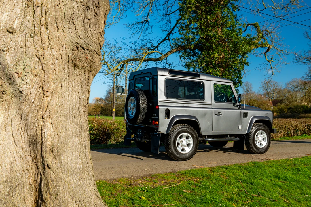 2016 Land Rover Defender 90 - Image 5 of 31