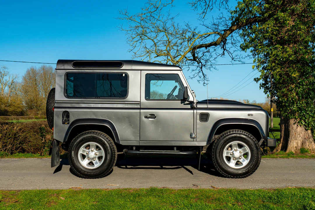 2016 Land Rover Defender 90 - Image 4 of 31
