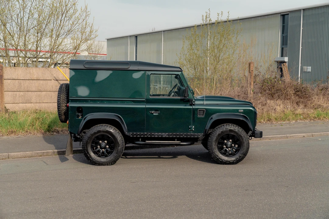 2016 Land Rover Defender 90 - Image 8 of 31