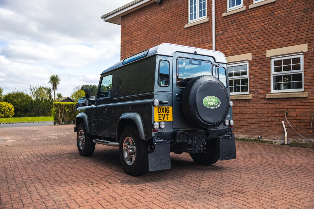 2016 Land Rover Defender 90 - Image 5 of 31