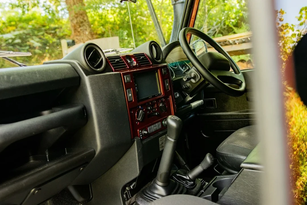 2016 Land Rover Defender - Image 11 of 31
