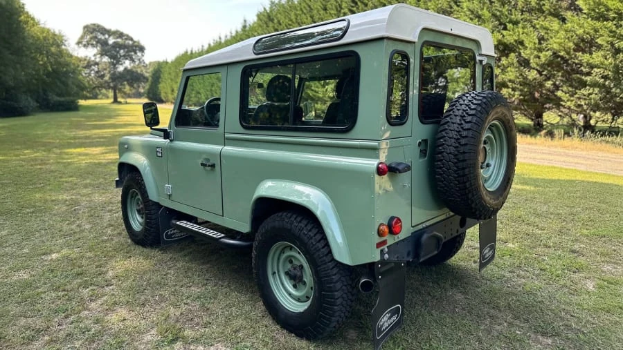 2016 Land Rover Defender - Image 14 of 31