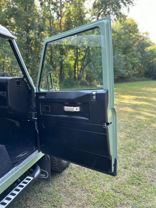 2016 Land Rover Defender - Image 23 of 31