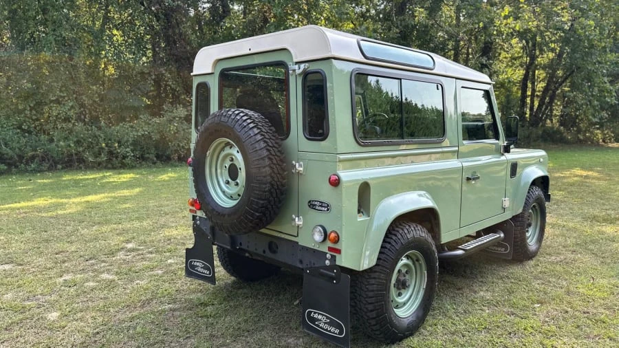 2016 Land Rover Defender - Image 7 of 31