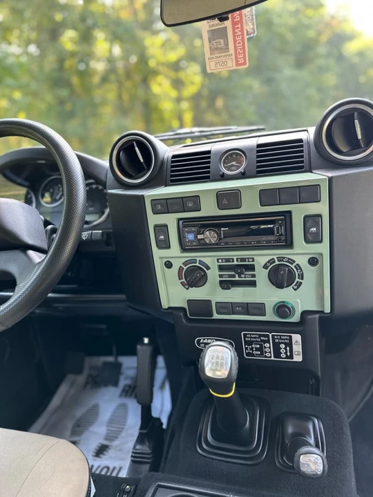 2016 Land Rover Defender - Image 15 of 31