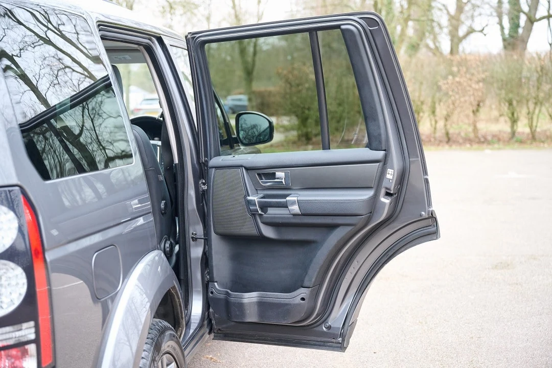 2016 Land Rover Discovery 4th Gen - Image 18 of 30