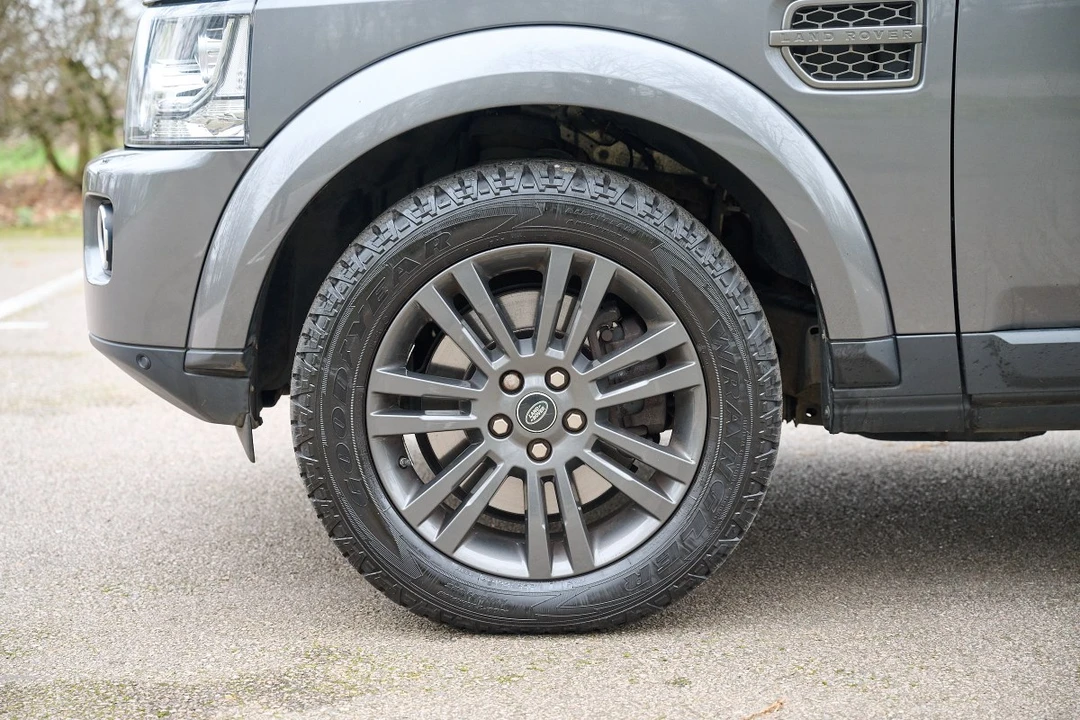 2016 Land Rover Discovery 4th Gen - Image 14 of 30
