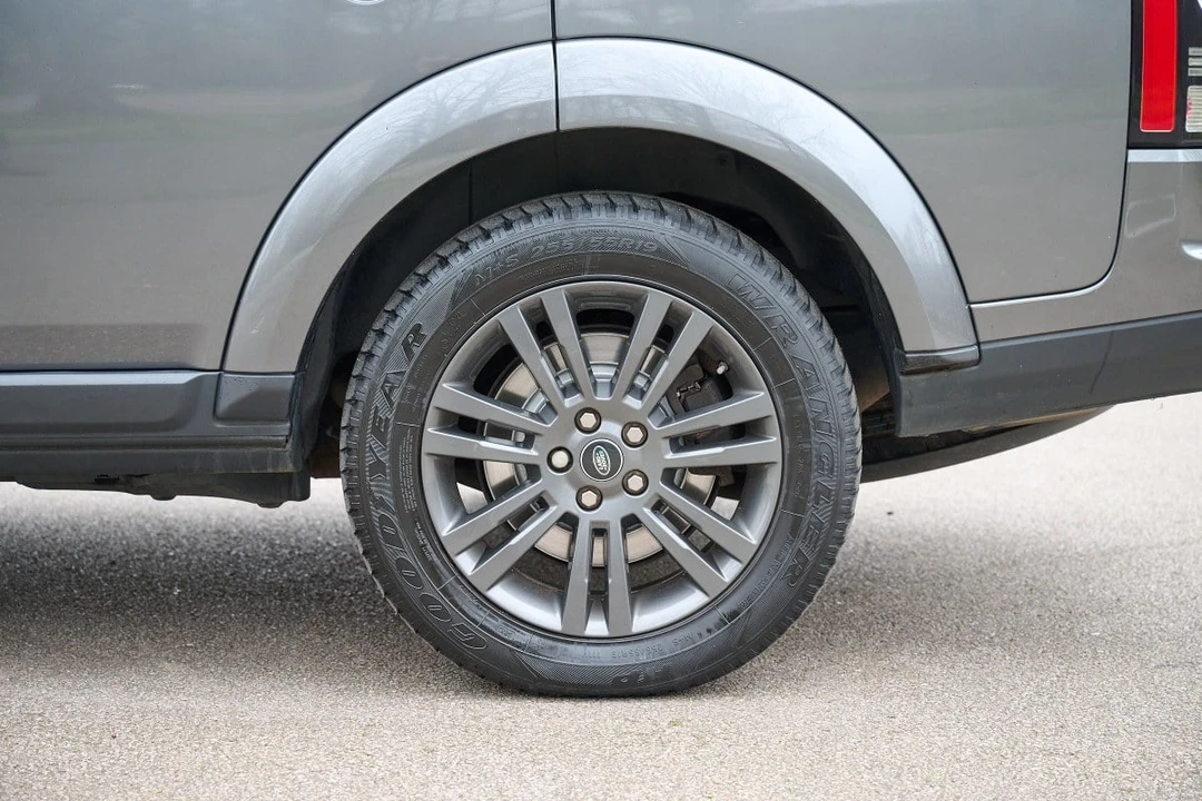 2016 Land Rover Discovery 4th Gen - Image 15 of 30
