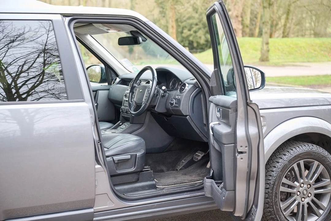 2016 Land Rover Discovery 4th Gen - Image 17 of 30