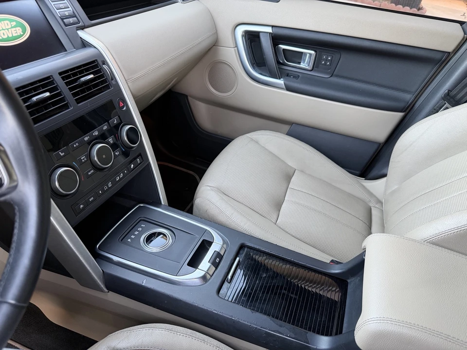 2016 Land Rover Discovery 4th Gen - Image 16 of 21