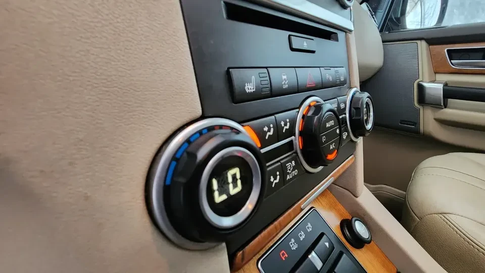 2016 Land Rover Discovery 4th Gen - Image 14 of 20
