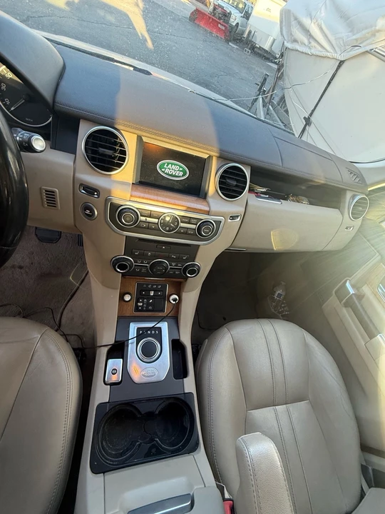 2016 Land Rover Discovery 4th Gen - Image 19 of 21