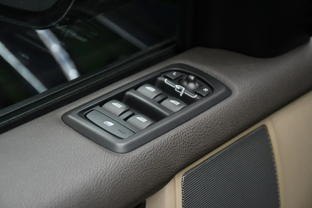 2016 Land Rover Discovery 4th Gen - Image 17 of 21