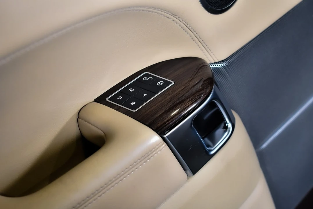 2016 Land Rover Range Rover L405 - Image 23 of 30