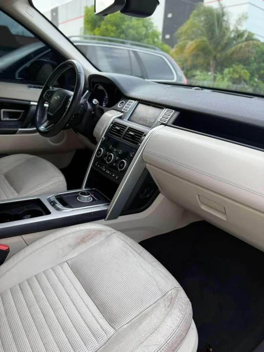 2016 Land Rover Discovery 4th Gen - Image 15 of 17