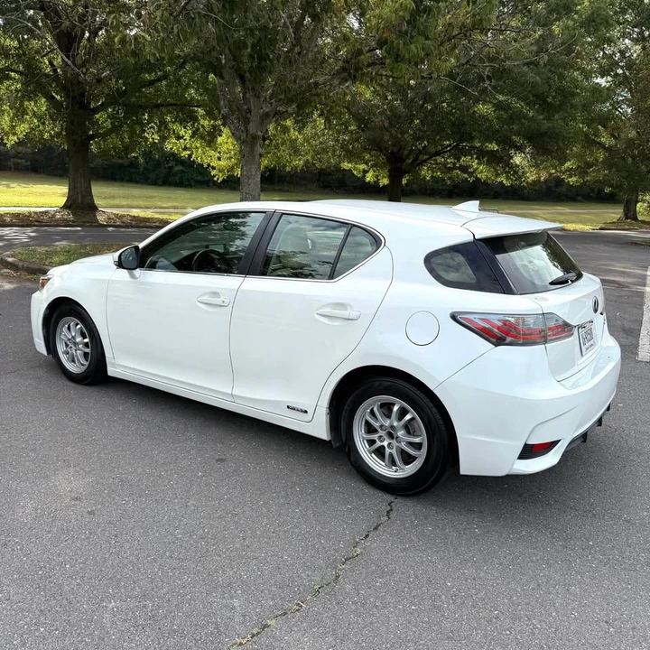 2016 Lexus CT - Image 16 of 19