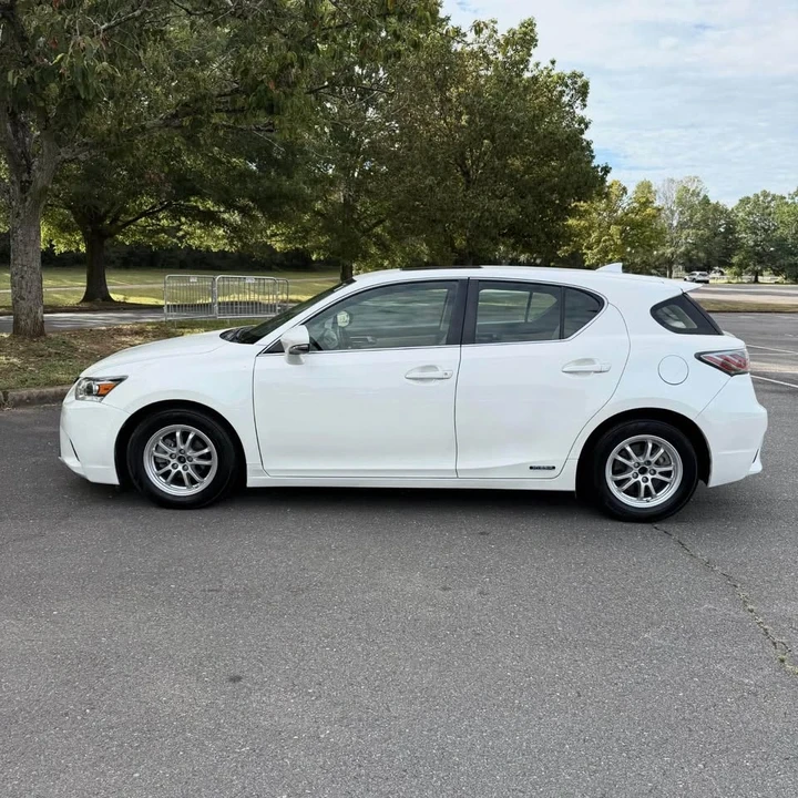 2016 Lexus CT - Image 2 of 17
