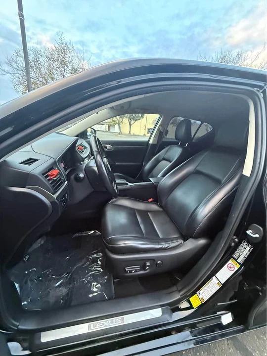 2016 Lexus CT - Image 13 of 19