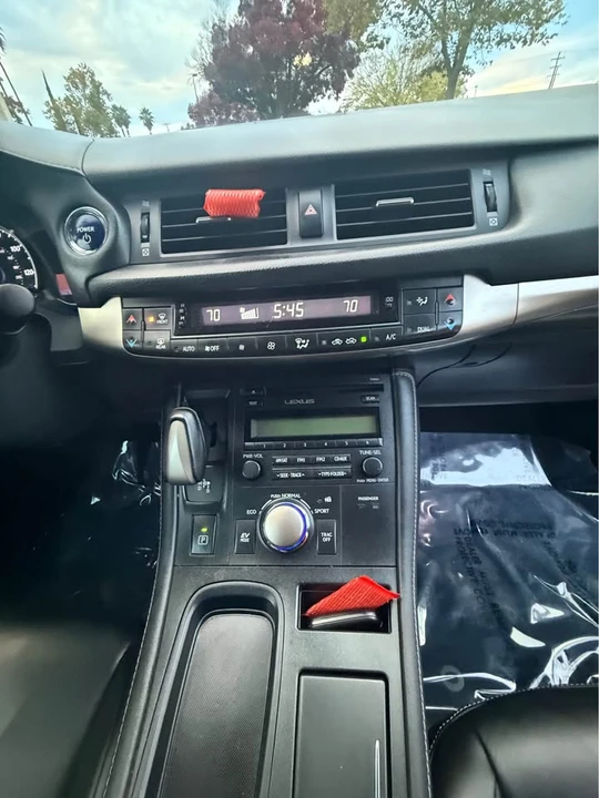 2016 Lexus CT - Image 15 of 19