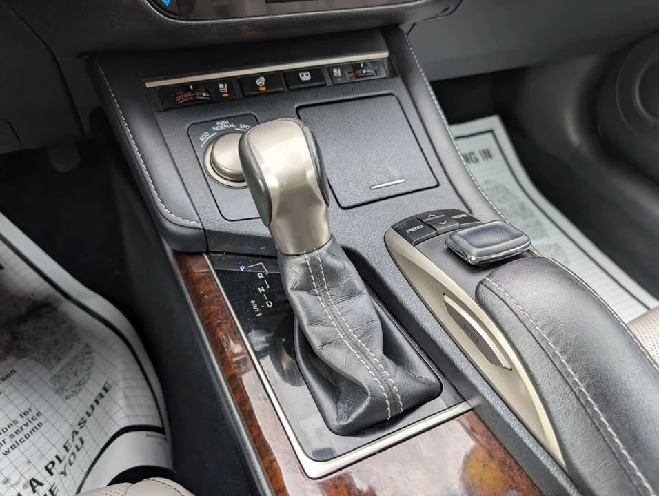 2016 Lexus ES 6th Gen - Image 19 of 20
