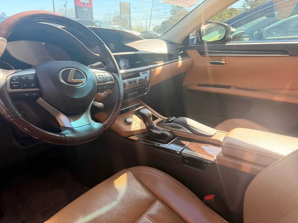 2016 Lexus ES 6th Gen - Image 4 of 4
