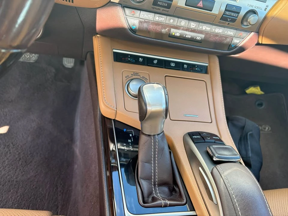 2016 Lexus ES 6th Gen - Image 19 of 20
