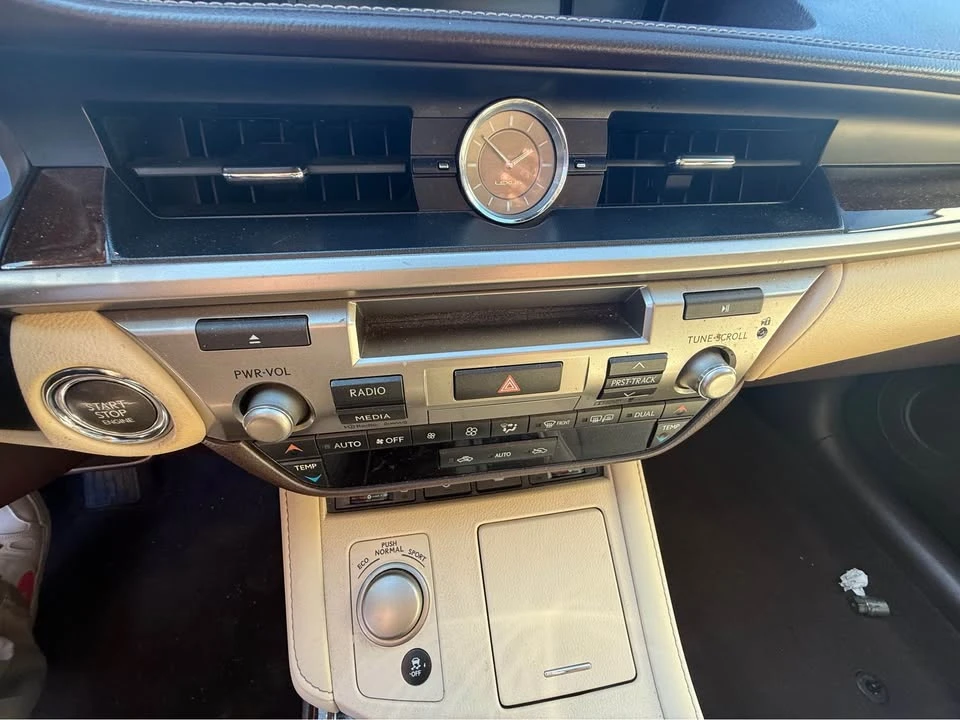 2016 Lexus ES 6th Gen - Image 12 of 13