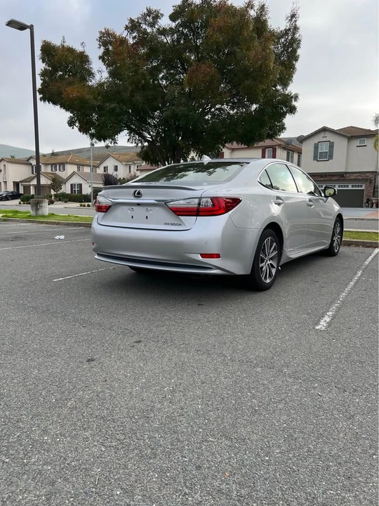 2016 Lexus ES 6th Gen - Image 5 of 14