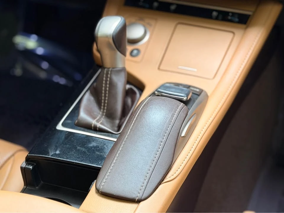 2016 Lexus ES 6th Gen - Image 14 of 19