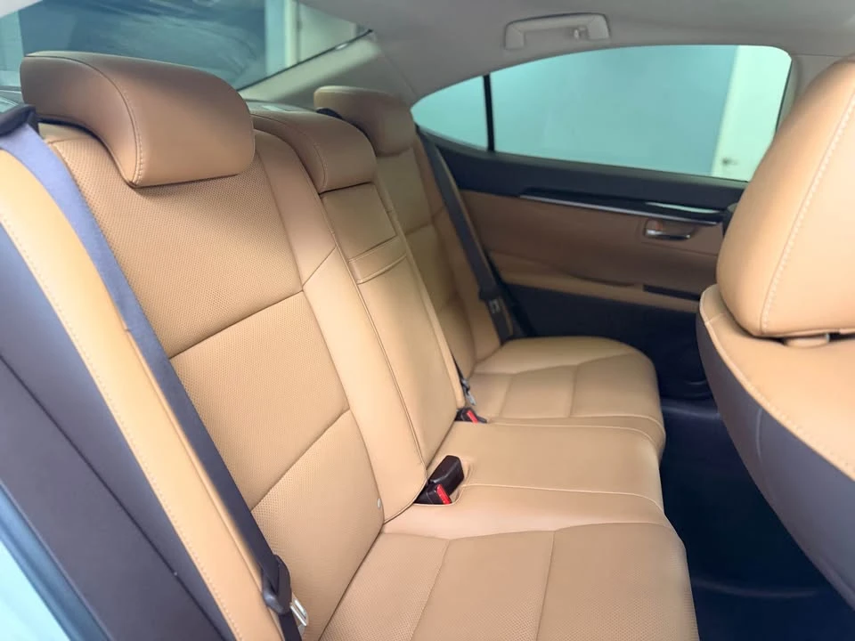 2016 Lexus ES 6th Gen - Image 11 of 19