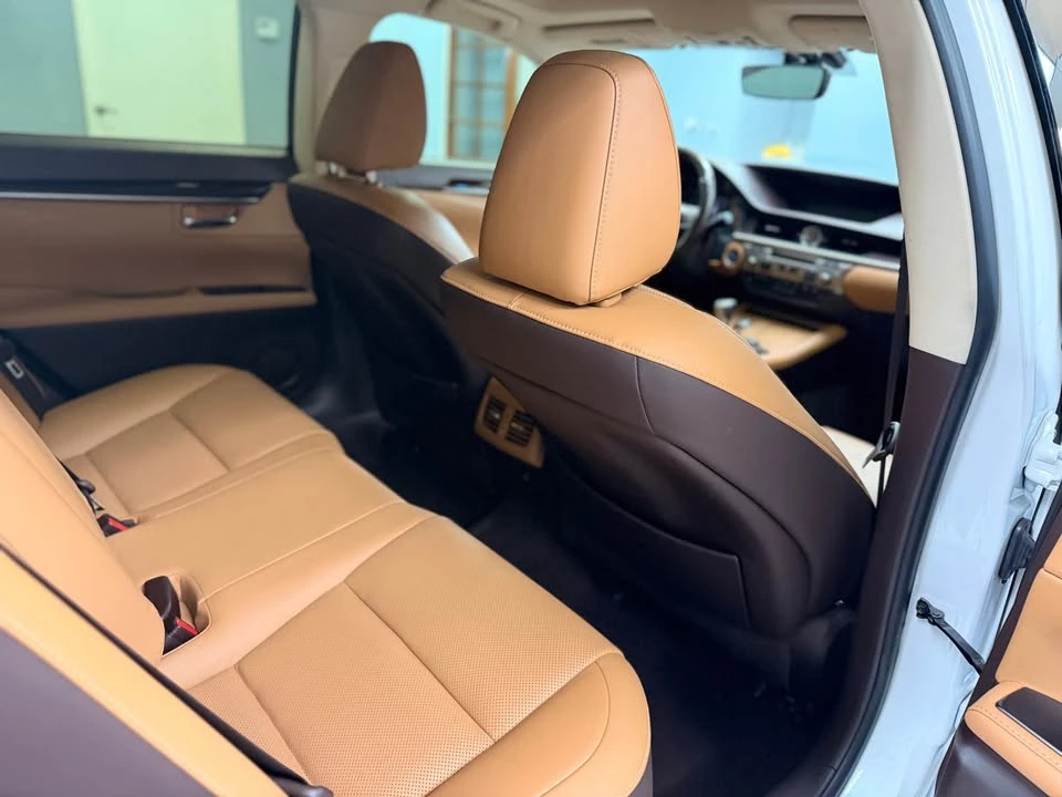 2016 Lexus ES 6th Gen - Image 10 of 19