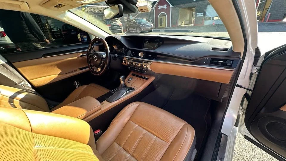 2016 Lexus ES 6th Gen - Image 11 of 19