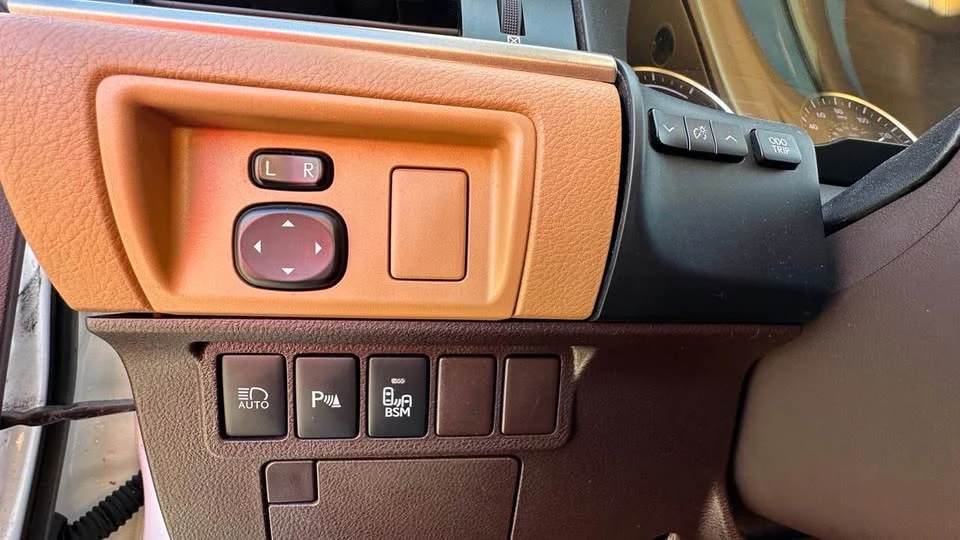 2016 Lexus ES 6th Gen - Image 15 of 19